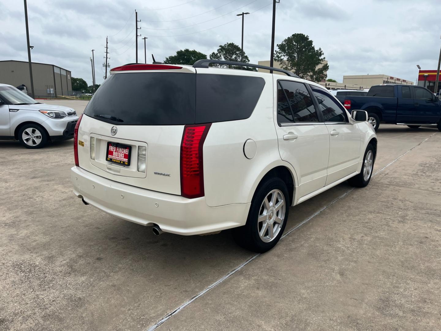 2005 white /TAN Cadillac SRX V6 (1GYEE637250) with an 3.6L V6 DOHC 24V engine, 5-Speed Automatic Overdrive transmission, located at 14700 Tomball Parkway 249, Houston, TX, 77086, (281) 444-2200, 29.928619, -95.504074 - Photo#6